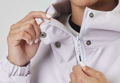 Opening-with-YKK®-zip-and-snaps-under-flap
